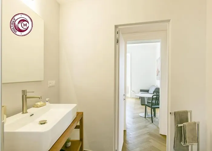 C M Civitas Leonina Luxury